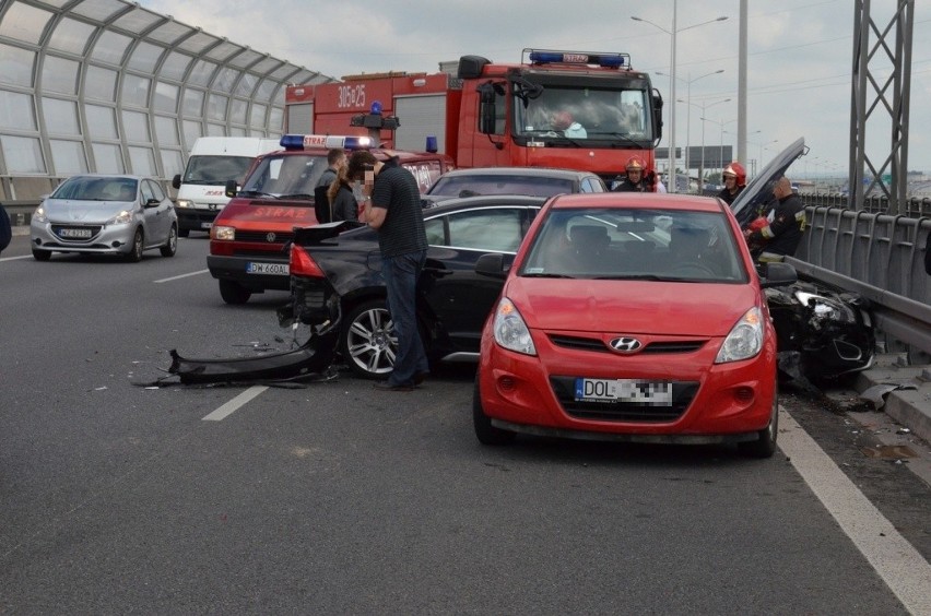 Karambol na AOW. Zderzenie 7 samochodów, 2 osoby ranne. Były duże utrudnienia w ruchu (ZDJĘCIA)