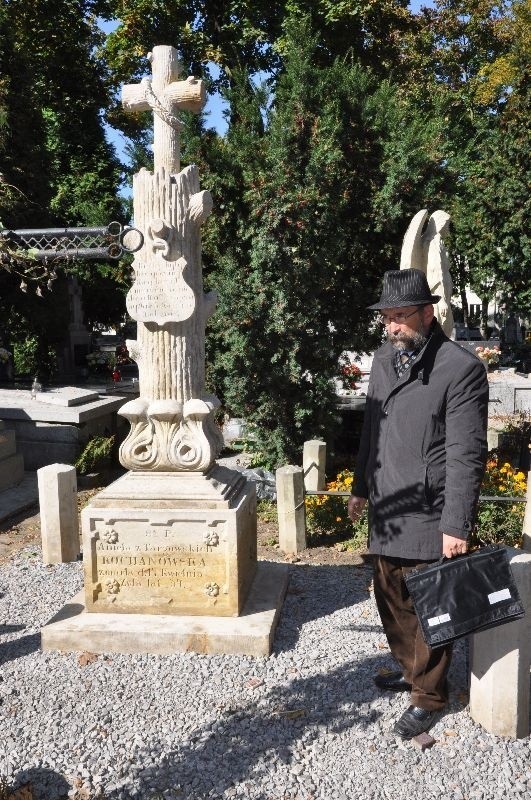 Janusz Sobolewski, prezes Społecznego Komitetu Odnowy Cmentarza Katedralnego, pokazuje jeden z odrestaurowanych w tym roku nagrobków.