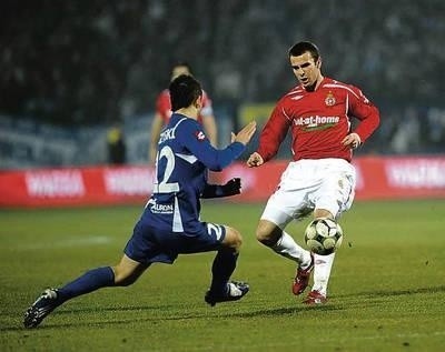 Piotr Brożek (w czerwonej koszulce) podczas grudniowego meczu z Ruchem Chorzów, w którym zdobył gola Fot. Michał Klag