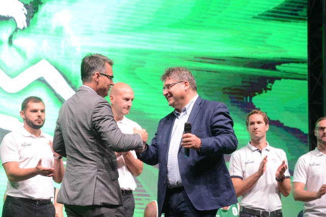Prezydent Zielonej Góry Janusz Kubicki (po lewej) i Janusz Jasiński, współwłaściciel koszykarskiego klubu Stelmet Enea BC.
