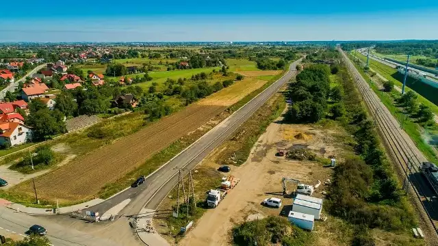 Budowa drogi łączącej WSAG "Kokotów - Brzegi" z terenami w Węgrzcach Wielkich idzie ekspresowo. Trakt ma być gotowy w pierwszym kwartale 2021 roku
