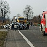 Karambol trzech aut na drodze krajowej numer 74 w Mniowie. Dwie osoby poszkodowane, droga jest zablokowana