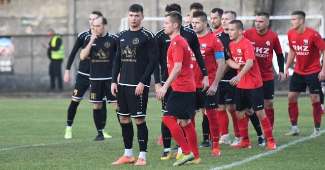 Ostatni punkt w IV lidze piłkarze Czarnych Żagań (czerwone koszulki) wywalczyli 30 października, remisując na własnym boisku z Promieniem Żary 2:2