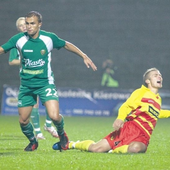 Kiedy Igor Lewczuk (z prawej)zwijał się z bólu, Śląsk doprowadził do wyrównania