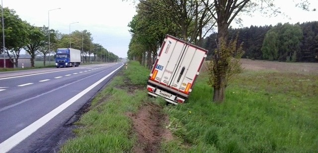 Kierowca zjechał tirem do rowu, miał dwa promile.