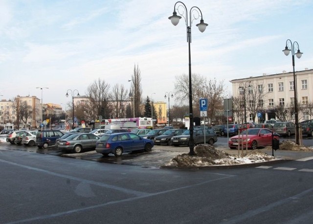 Radomscy drogowcy chcą parking przed dworcem włączyć do strefy płatnego parkowania.