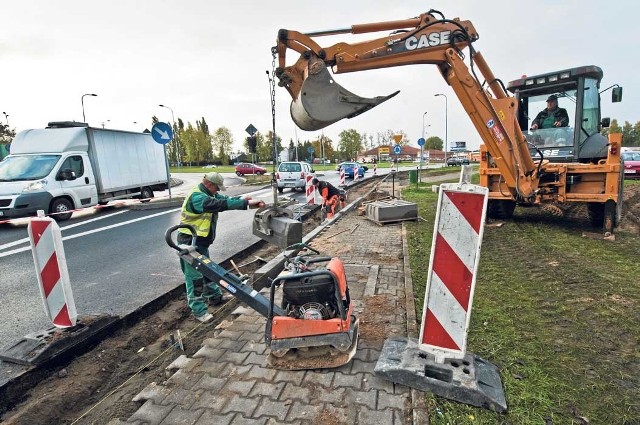 Prace w rejonie ronda Solidarności są prowadzone m. in. przy wjeździe na ul. Połczyńską, koło sklepu Komfort 