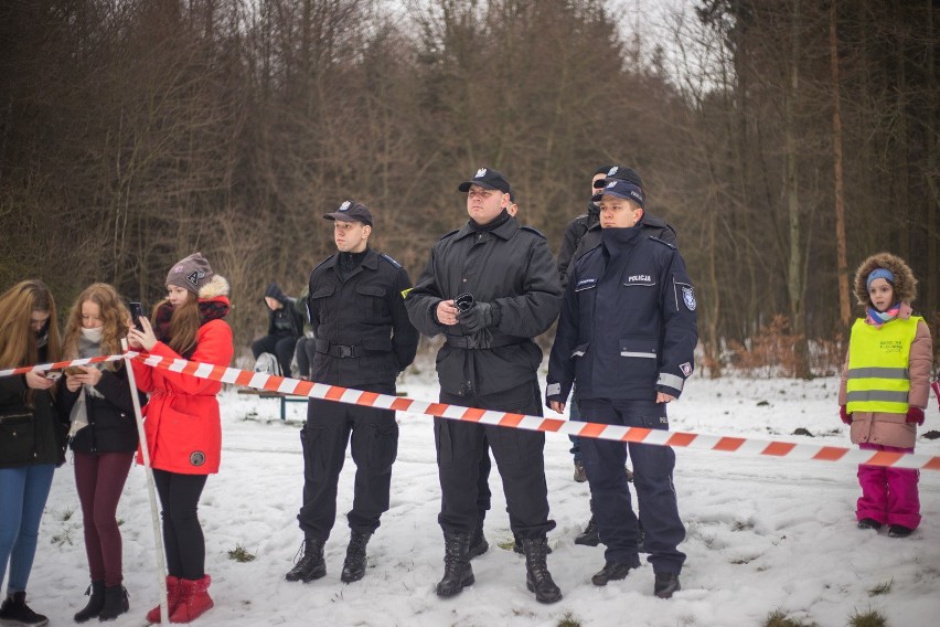 Pokazali jak zachować się na załamanym lodzie