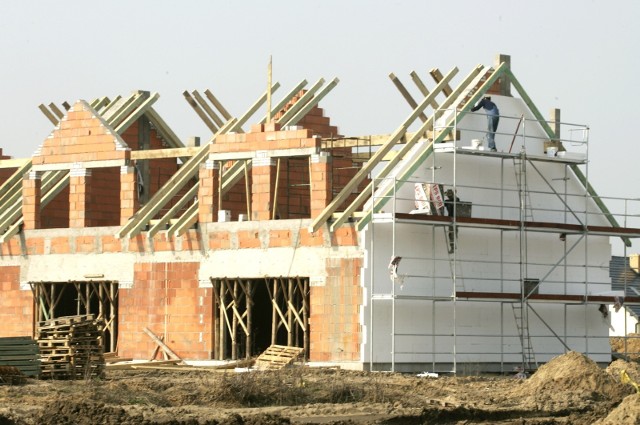 Kredyt na budowę domu może otrzymać każda osoba o odpowiedniej zdolności kredytowej.