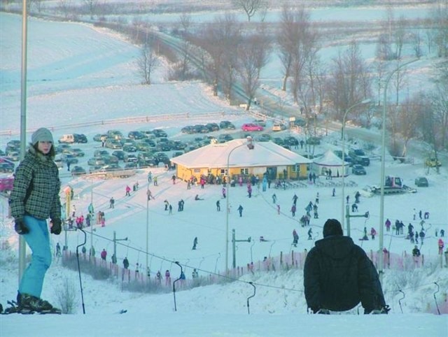 Jak widać, w tym roku na Mazurach nie brakuje narciarzy i snowboardzistów. Oprócz dobrej zabawy ważne jest bezpieczeństwo, aby wszyscy ze stoku wrócili do domu o własnych siłach.