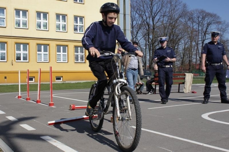 Uczniowie mieli do pokonania rowerowy tor przeszkód.