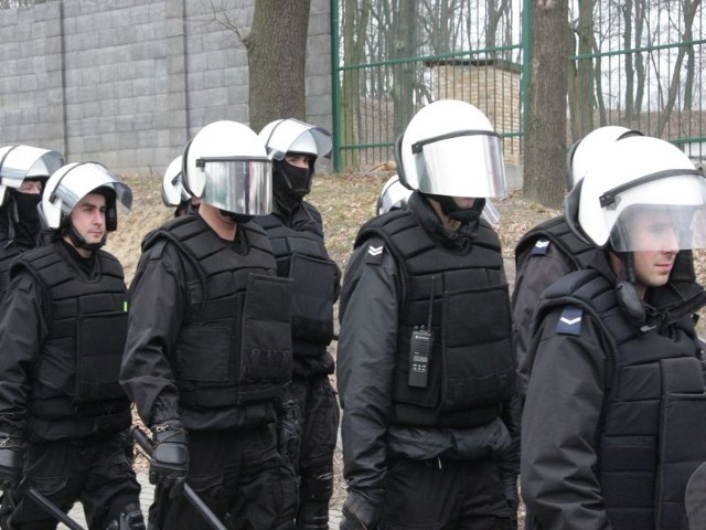 W ćwiczeniach na stadionie żużlowym wzięło udział ponad 100 policjantów.