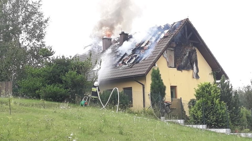 Pożar domu w Łuczycach. Spłonął dach i poddasze [ZDJĘCIA]