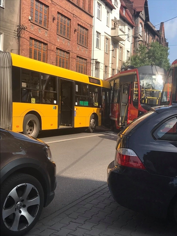 Bytom : autobus wjechał w tramwaj w centrum miasta ZDJĘCIA