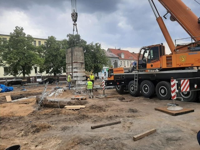 Akcja przenoszenia pomnika budziła wiele dyskusji. Wszyscy martwili się jego kiepskim stanem technicznym i koniecznością jak najszybszej renowacji. Największym wyzwaniem było przeniesienie go na nowy fundament w innej części Rynku.