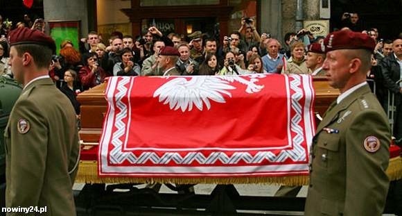 W ostatniej drodze Marię i Lecha Kaczyńskich żegnały tysiące ludzi, wielu z nich z biało - czerwonymi flagami. Tłum skandował "Dziękujemy", słychać też było hymn Polski.