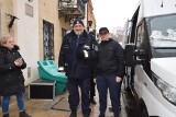 Śnieg, "dresiarze" i bardzo trudne warunki na planie serialu "Ojciec Mateusz" w Sandomierzu. Kto się pojawił? Zobacz zdjęcia i film