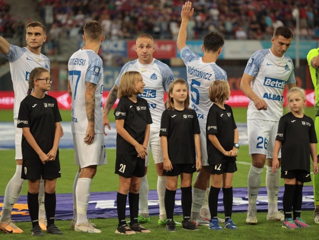 Ruch Chorzów jest beniaminkiem PKO Ekstraklasy.  Zobacz na ZDJĘCIACH najdroższych piłkarzy Niebieskich i Stali Mielec