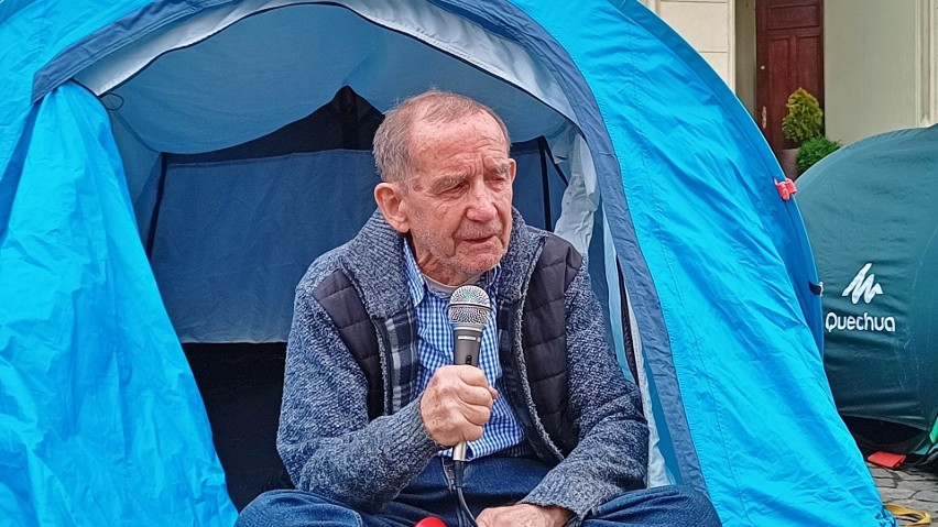 Mieszkańcy lokali zakładowych protestują pod wrocławskim Ratuszem. Rozbili namioty i nie wykluczają założenia miasteczka