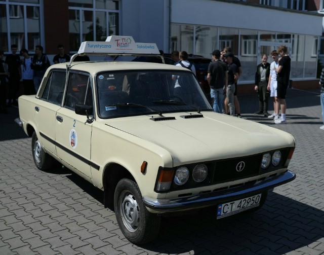 Fiat 125p, niegdyś własność legendarnego toruńskiego taksówkarza Henryka Janickiego, dziś jest na stanie Lokalnej Organizacji Turystycznej. Auto jest przechowywane w Zespole Szkół Samochodowych