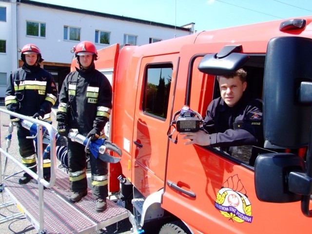 - Dzięki kamerze, która wykrywa ciepło, można przez ściany zlokalizować źródło ognia - mówi Mateusz Nieświec (z prawej). - Mamy też mnóstwo nowego sprzętu do ratowania ofiar wypadków.