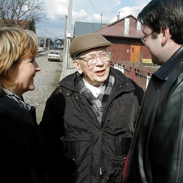 Prof. Eugeniusz Łazowski przed pięcioma laty w Rozwadowie, w towarzystwie Lucyny Mizery - dyrektora muzeum i reżysera dokumentalnego filmu o sztucznym tyfusie.