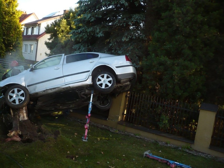 Dramatyczne sceny w Radzyniu Podlaskim. Skoda zawisła na drzewie i słupku ogrodzenia. Zobacz zdjęcia