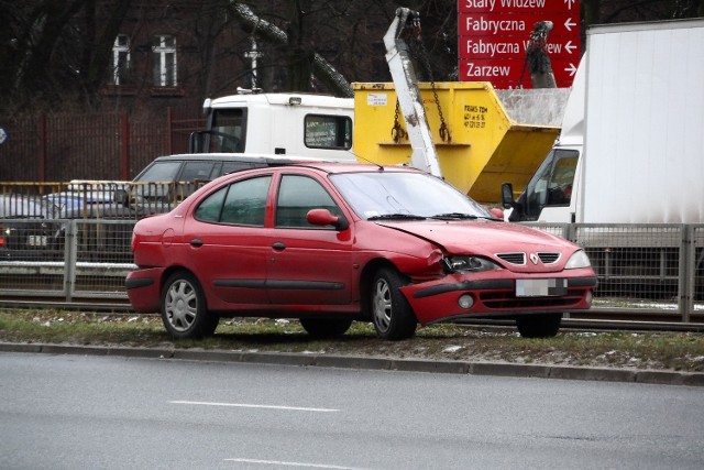 Jedno z rozbitych w wypadku aut.