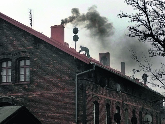 Jakość powietrza najbardziej psuje niska emisja, czyli spalanie tego, co wrzucamy w ramach oszczędności do naszych domowych pieców, np. kiepski węgiel, stare meble, plastykowe butelki...