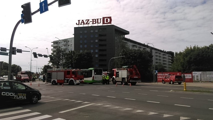 Wypadek na ul. Wyszyńskiego. Autobus BKM uderzył w słup oświetleniowy. Piętnaście osób rannych [ZDJĘCIA]