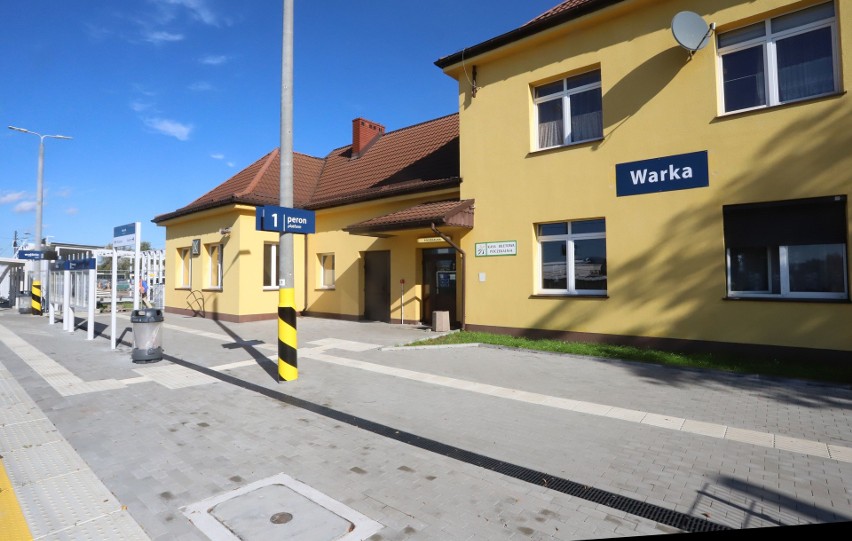 Trwa przebudowa stacji kolejowej w Warce. Zmodernizowano...