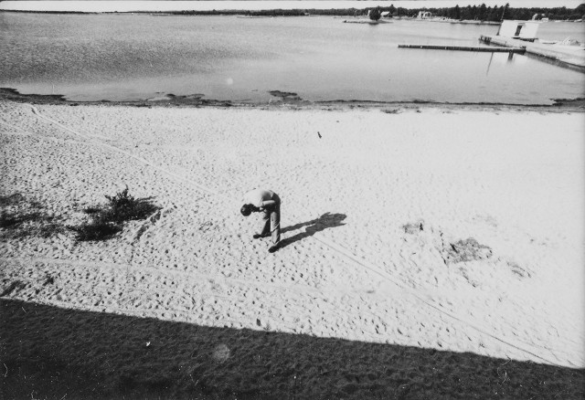 Jedna z zakupionych fotografii: &quot;Natalia LL,&quot; fotografia dokumentująca sesję zdjęciową Andrzeja Lachowicza [plaża], 1971.