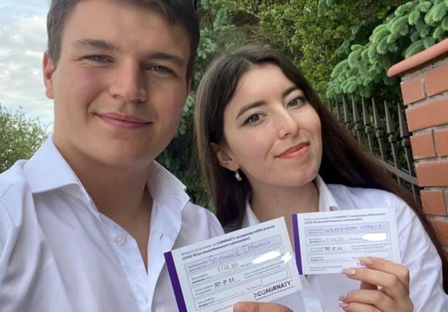 Radny Dobromir Szymański i jego partnerka Izabela Wierzbińska, publikując zdjęcie zaświadczenia na Facebooku, zamazali numery serii szczepionek.