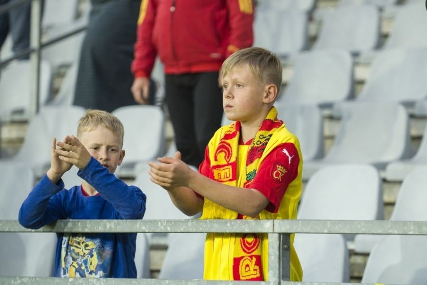 Wspaniały doping dla Korony Kielce w barażowym meczu z Odrą Opole na Suzuki Arenie. Fani z Młyna byli znakomicie zorganizowani