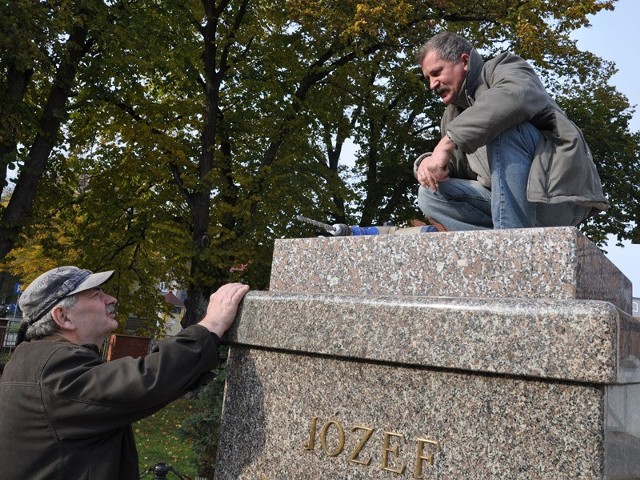 Wiesław Adamski (z lewej) i odlewnik Romuald Wiśniewski przy montażu pomnika Józefa Piłsudskiego. 