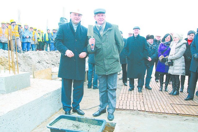 Andrzej Durdyń, członek zarządu IFM Ecolink i prezydent Opola Ryszard Zembaczyński podczas wmurowania kamienia węgielnego.