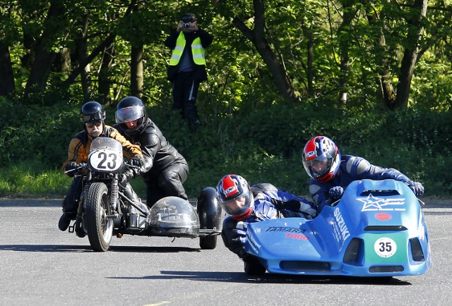 Sidecary podczas przejazdu: z lewej norton commando 750 z załogą holenderską: Art de Ruiben i Ben de Ruiben, obok czeska suzuki tamara 1000 z teamu "White Eagle" z Ostravy.