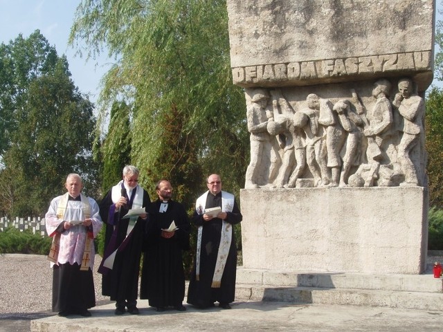 Główne uroczystości odbędą się za cmentarzu w Potulicach, przy pomniku ofiar.