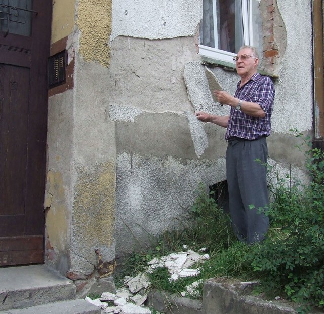 Edward Koptecki, mieszkaniec kamienicy pokazuje kawały elewacji odpadającej z budynku. &#8211; Tu nie było remontu od 30 lat &#8211; mówi.