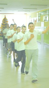 Uczniowie nadal ćwiczą na szkolnych korytarzach