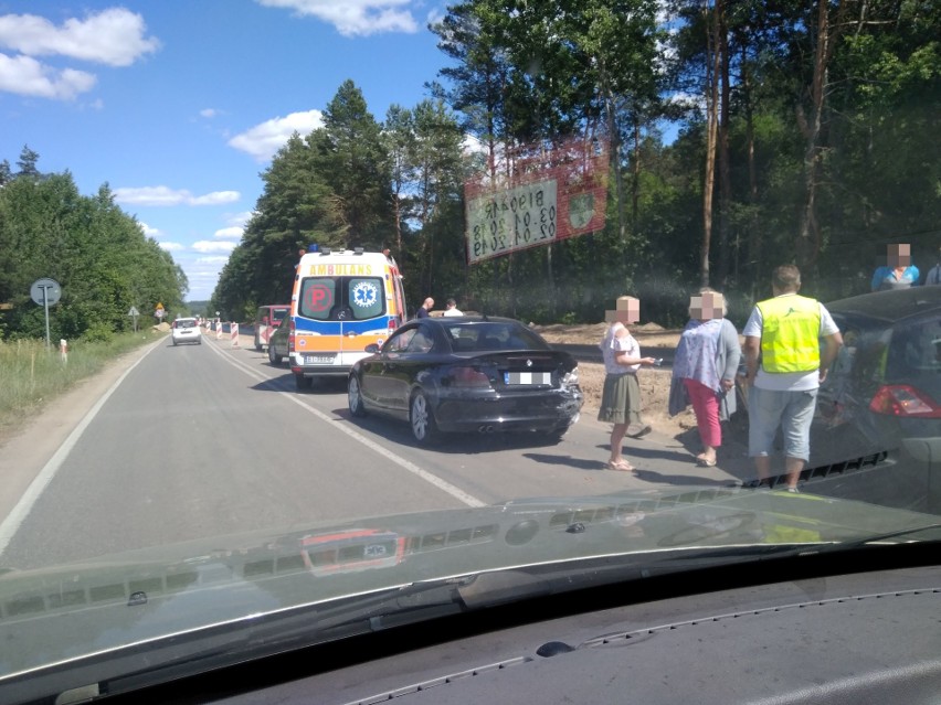 W miejscu remontu drogi odbywa się ruch wahadłowy. Ze...