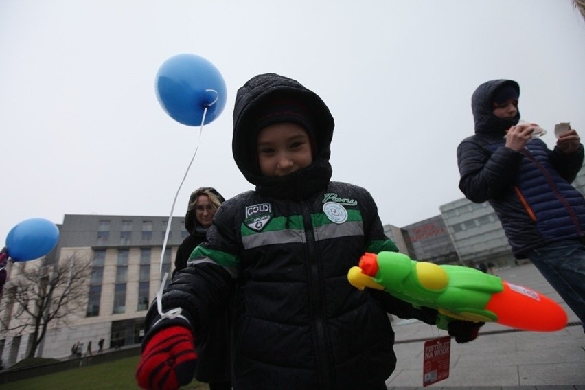 Kraków. W niebo poleciało ponad 100 niebieskich balonów [ZDJĘCIA]
