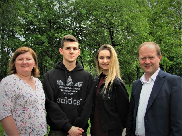 Nauczyciele: Barbara Materka i Tomasz Kowalski. W środku licaliści-prelegenci: Martyna Ciesiołkiewicz i Sebastian Jankowski.