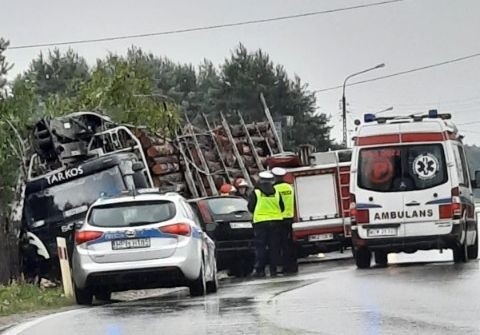 W Bąkowcu w gminie Garbatka - Letnisko, po zderzeniu z osobowym fordem ciężarowa scania przewożąca drewno wypadła do rowu. Więcej na kolejnych zdjęciach