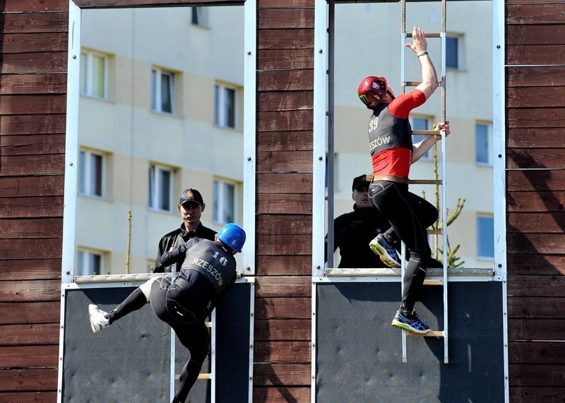 Zawody strażackie w Rzeszowie. Wspinali się na 3 piętro i pokonywali tor przeszkód [ZDJĘCIA]