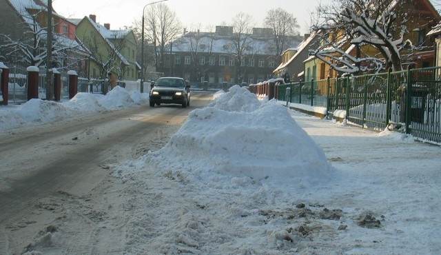 Ulicą 10 maja nie można przejechać, bo leżą na niej zwały śniegu uprzątniętego z chodników