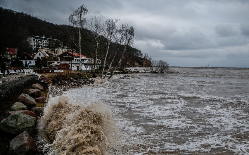 Sztorm na Bałtyku 2.01.2019. Plaża w Gdyni Orłowie