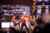 Robbie Williams wystąpił w niedzielę wieczorem w krakowskiej Tauron Arenie. Fani usłyszeli największe przeboje piosenkarza 