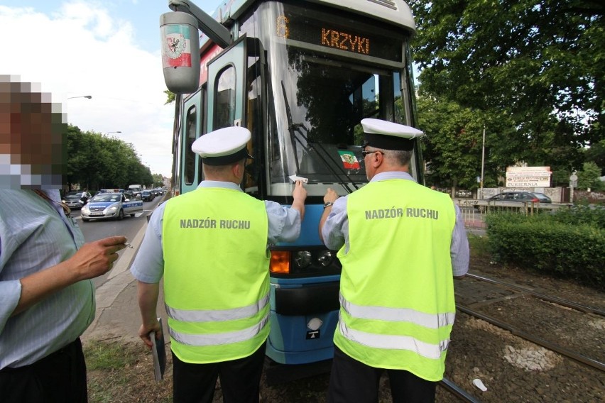 Tramwaj potrącił pieszego na Powstańców Śl. Ciężki stan mężczyzny (ZDJĘCIA)