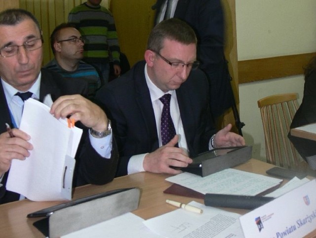 Likwidacja szkoły, o której uratowanie walczył poseł Andrzej Bętkowski (na drugim planie) to kolejna porażka polityka w starciu z partyjnym kolegą, starostą Michałem Jędrysem (na zdjęciu siedzi, z prawej strony). 